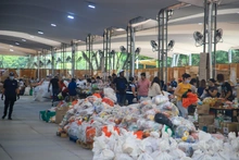 Llegaron donaciones cargadas con frases de esperanza y resiliencia