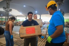 Llegaron donaciones cargadas con frases de esperanza y resiliencia
