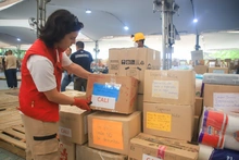 Llegaron donaciones cargadas con frases de esperanza y resiliencia