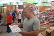 Llegaron donaciones cargadas con frases de esperanza y resiliencia