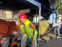 En Chiminangos, la ayuda mutua hace más llevadera la instrucción de desalojar los apartamentos tras el terremoto