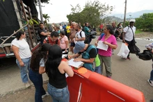 Familias evacuadas de Altos de Santa Elena recibieron ayudas humanitarias del centro de acopio Ciudadela Petronio