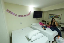 Familias afectadas del barrio Bueno Madrid se hospedan en un hotel, gracias a la gestión de la Alcaldía de Cali