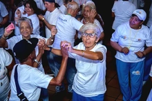 Cali abraza a sus personas mayores con afecto, atención y acompañamiento en su día