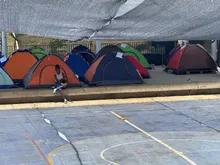 Traslado concertado del albergue Los Pinos: 216 personas deciden, de forma voluntaria, dar el paso hacia sus viviendas, hoteles y redes de apoyo