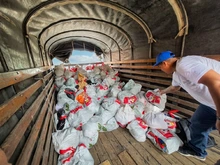 La Alcaldía de Cali mantiene su acompañamiento a la comunidad de Altos de Santa Elena: 800 personas beneficiadas con asistencia alimentaria
