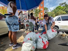 La Alcaldía de Cali mantiene su acompañamiento a la comunidad de Altos de Santa Elena: 800 personas beneficiadas con asistencia alimentaria