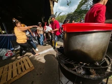 La Alcaldía de Cali mantiene su acompañamiento a la comunidad de Altos de Santa Elena: 800 personas beneficiadas con asistencia alimentaria