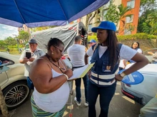 La Alcaldía de Cali mantiene su acompañamiento a la comunidad de Altos de Santa Elena: 800 personas beneficiadas con asistencia alimentaria