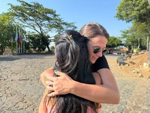 Dos extranjeras, un abrazo y las campanas de San Antonio para recordar tras un mes del terremoto
