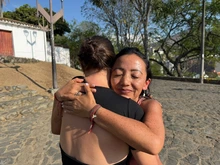 Dos extranjeras, un abrazo y las campanas de San Antonio para recordar tras un mes del terremoto