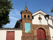 Dos extranjeras, un abrazo y las campanas de San Antonio para recordar tras un mes del terremoto