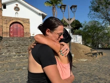 Dos extranjeras, un abrazo y las campanas de San Antonio para recordar tras un mes del terremoto