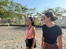 Dos extranjeras, un abrazo y las campanas de San Antonio para recordar tras un mes del terremoto