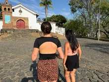 Dos extranjeras, un abrazo y las campanas de San Antonio para recordar tras un mes del terremoto