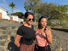 Dos extranjeras, un abrazo y las campanas de San Antonio para recordar tras un mes del terremoto