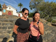 Dos extranjeras, un abrazo y las campanas de San Antonio para recordar tras un mes del terremoto