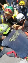 Hace un mes, luego del terremoto, un bombero bogotano y una víctima caleña protagonizaron ‘la foto de la vida’