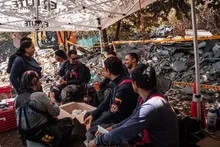 Hace un mes, luego del terremoto, un bombero bogotano y una víctima caleña protagonizaron ‘la foto de la vida’