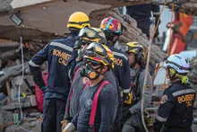 Hace un mes, luego del terremoto, un bombero bogotano y una víctima caleña protagonizaron ‘la foto de la vida’
