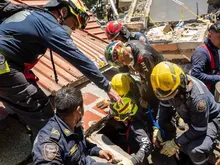 Hace un mes, luego del terremoto, un bombero bogotano y una víctima caleña protagonizaron ‘la foto de la vida’