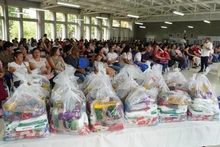 Alcaldía de Cali acompaña a 400 familias afectadas por la emergencia con entrega de mercados en el Politécnico Municipal