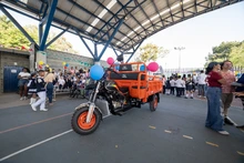 La Comuna 15 recibe el moto-carguero que ganó en Cali Separa y Gana