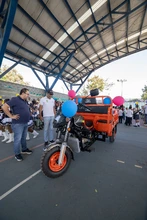La Comuna 15 recibe el moto-carguero que ganó en Cali Separa y Gana