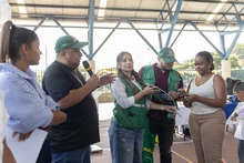 La Comuna 15 recibe el moto-carguero que ganó en Cali Separa y Gana