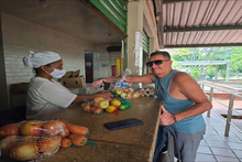 Secretaría de Educación acompaña la entrega de la Canasta PAE en Casa para garantizar una alimentación de calidad a estudiantes
