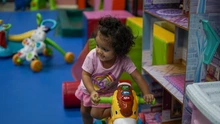 ‘Cariño Nocturno’: la estrategia de la Alcaldía de Cali que protege a la primera infancia mientras sus padres trabajan en la noche