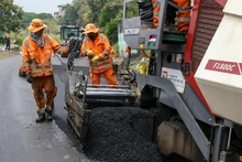 Alcaldía de Cali recupera 6,2 kilómetros de la vía al mar con trabajos a doble jornada