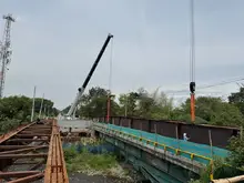 ¡Un hito para la Avenida Cañasgordas! Completado el izaje de las cinco vigas del puente sobre el río Pance