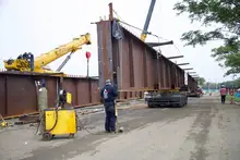 ¡Un hito para la Avenida Cañasgordas! Completado el izaje de las cinco vigas del puente sobre el río Pance
