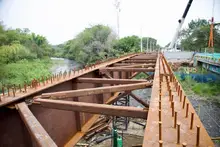 ¡Un hito para la Avenida Cañasgordas! Completado el izaje de las cinco vigas del puente sobre el río Pance