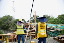 ¡Un hito para la Avenida Cañasgordas! Completado el izaje de las cinco vigas del puente sobre el río Pance