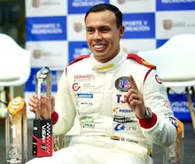 Alcaldía condecoró al piloto caleño Óscar Tunjo por su título en el ‘IMSA VP Racing’