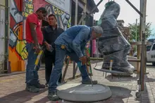 Avanza la instalación de las 12 esculturas que exaltarán en el barrio Obrero, el legado de la salsa