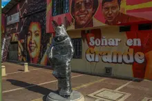 Avanza la instalación de las 12 esculturas que exaltarán en el barrio Obrero, el legado de la salsa