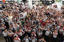 ¡A estudiar en Modo Esperanza! 391 niños afectados por el terremoto reciben kits escolares en Cali