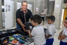 Secretaría de Educación entregó 144 paquetes escolares a estudiantes de la Institución Educativa El Diamante 