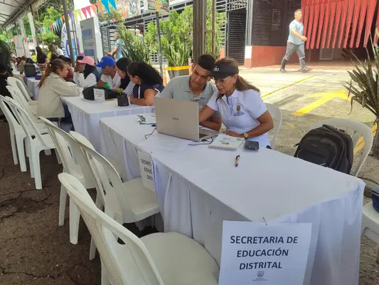 En la feria de servicios ‘Volvamos a mi Cali bella’, la Secretaría de Educación presentó las diferentes ofertas educativas y cupos disponibles para la comuna 18