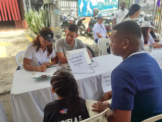 En la feria de servicios ‘Volvamos a mi Cali bella’, la Secretaría de Educación presentó las diferentes ofertas educativas y cupos disponibles para la comuna 18