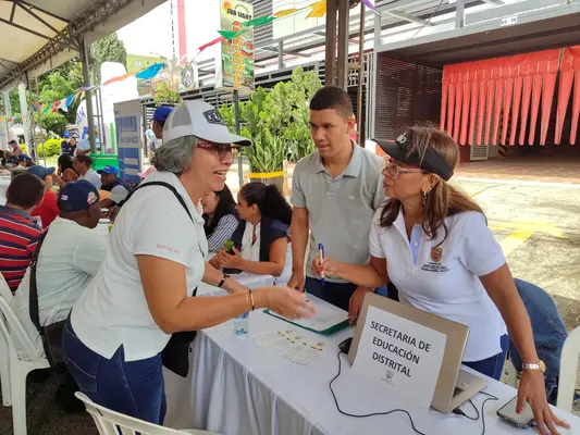 En la feria de servicios ‘Volvamos a mi Cali bella’, la Secretaría de Educación presentó las diferentes ofertas educativas y cupos disponibles para la comuna 18