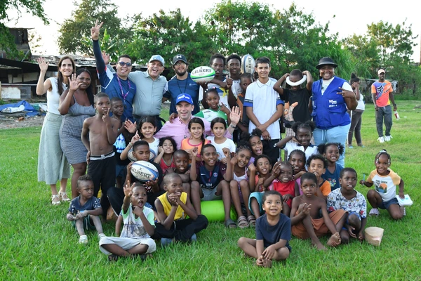 Alcalde Alejandro Eder compartió un entrenamiento de rugby con los jóvenes de la Comuna 13