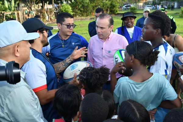Alcalde Alejandro Eder compartió un entrenamiento de rugby con los jóvenes de la Comuna 13