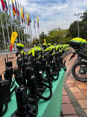 Más seguridad vial para Cali: Movilidad Distrital entrega motocicletas y radios a la Policía de Tránsito y Transporte