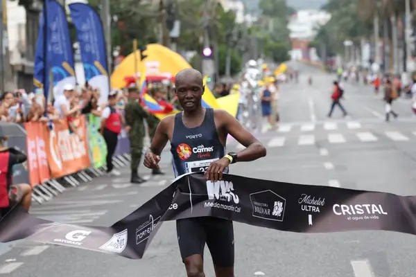 Keniano hizo el mejor tiempo y es el ganador de la New Balance Media Maratón de Cali