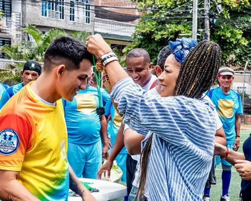 Uramba llegó al barrio Siete de Agosto con deporte, inclusión y atención institucional