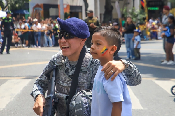 Cali rindió homenaje a la Fuerza Pública con el tradicional desfile del Día de la Independencia